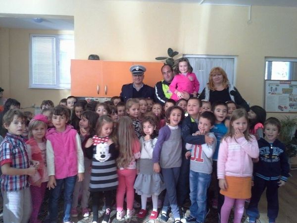 СРЕЩА С ПОЛИЦАИТЕ ОТ ПЪТНА ПОЛИЦИЯ - ДГ Слънчице - Велинград